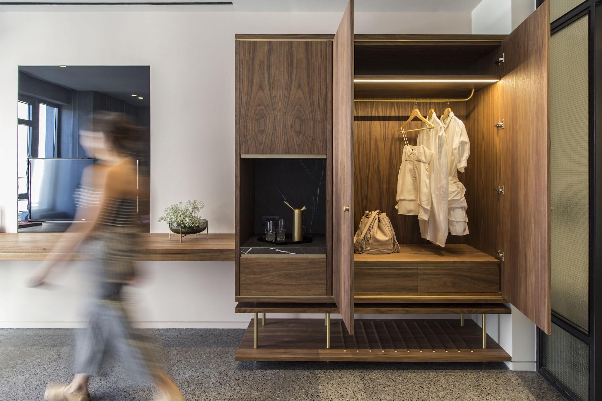Perianth Hotel Athena Bagian luar foto A wardrobe