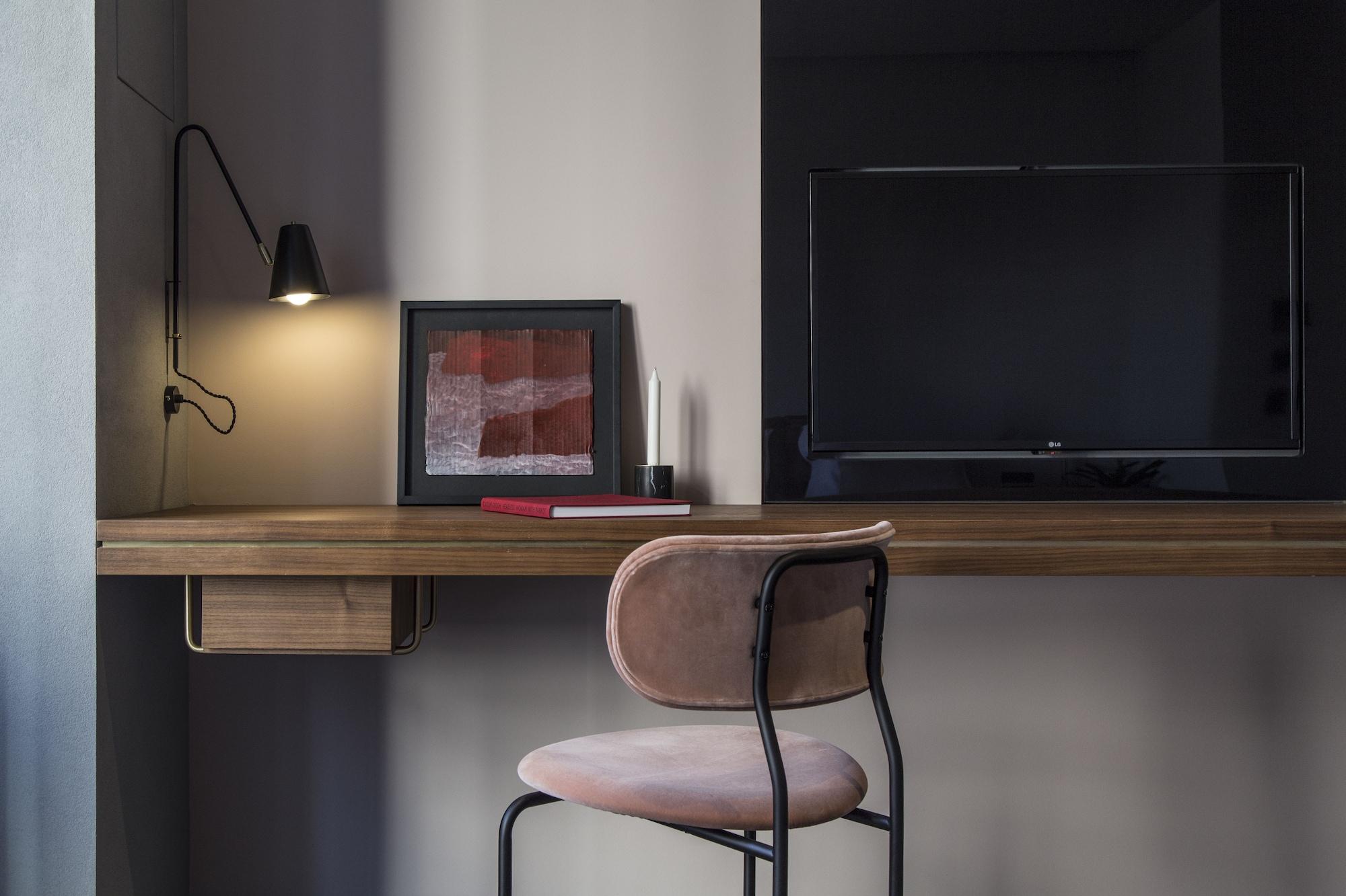 Perianth Hotel Athena Bagian luar foto A wall-mounted desk