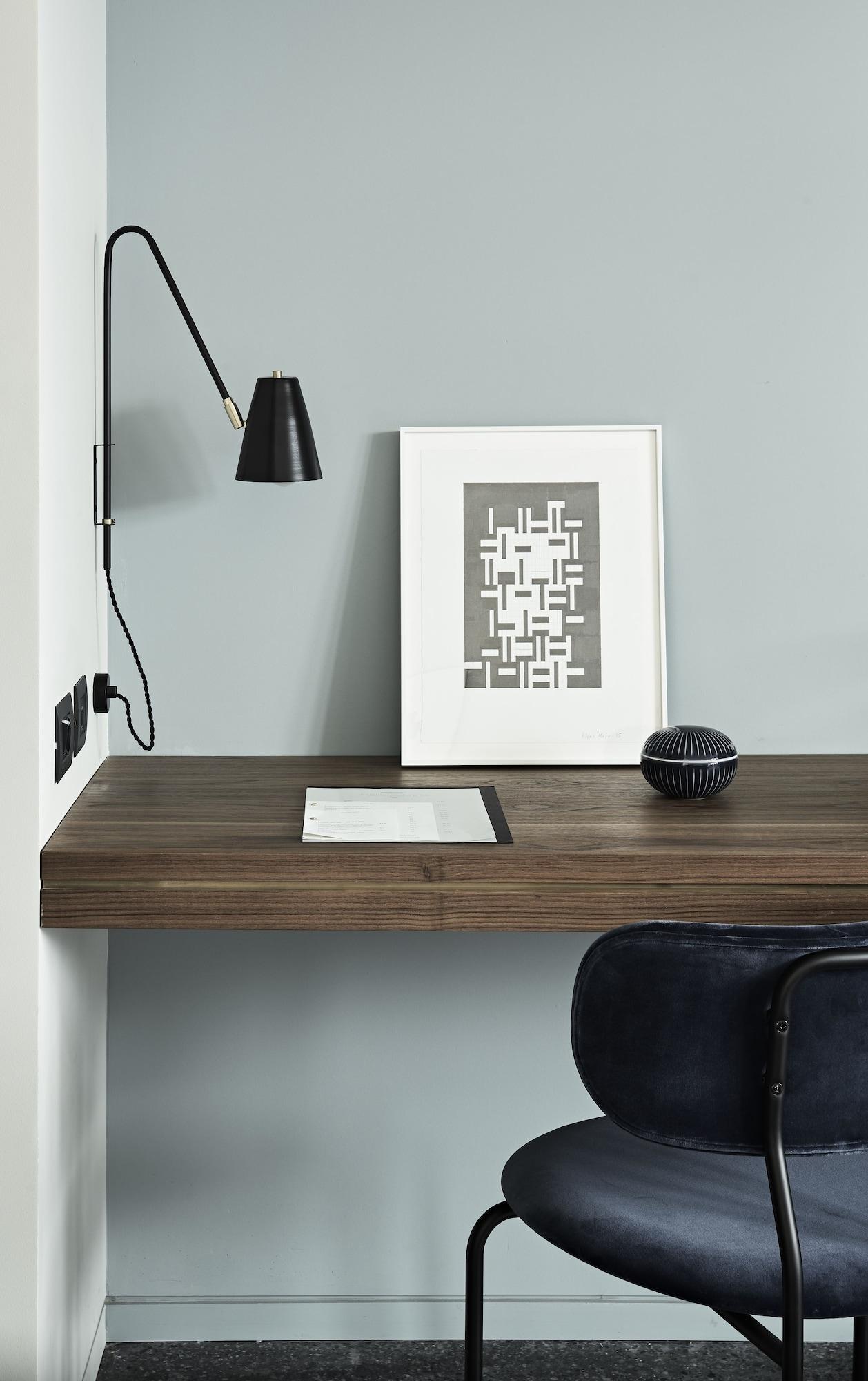 Perianth Hotel Athena Bagian luar foto A typical work environment for a digital artist