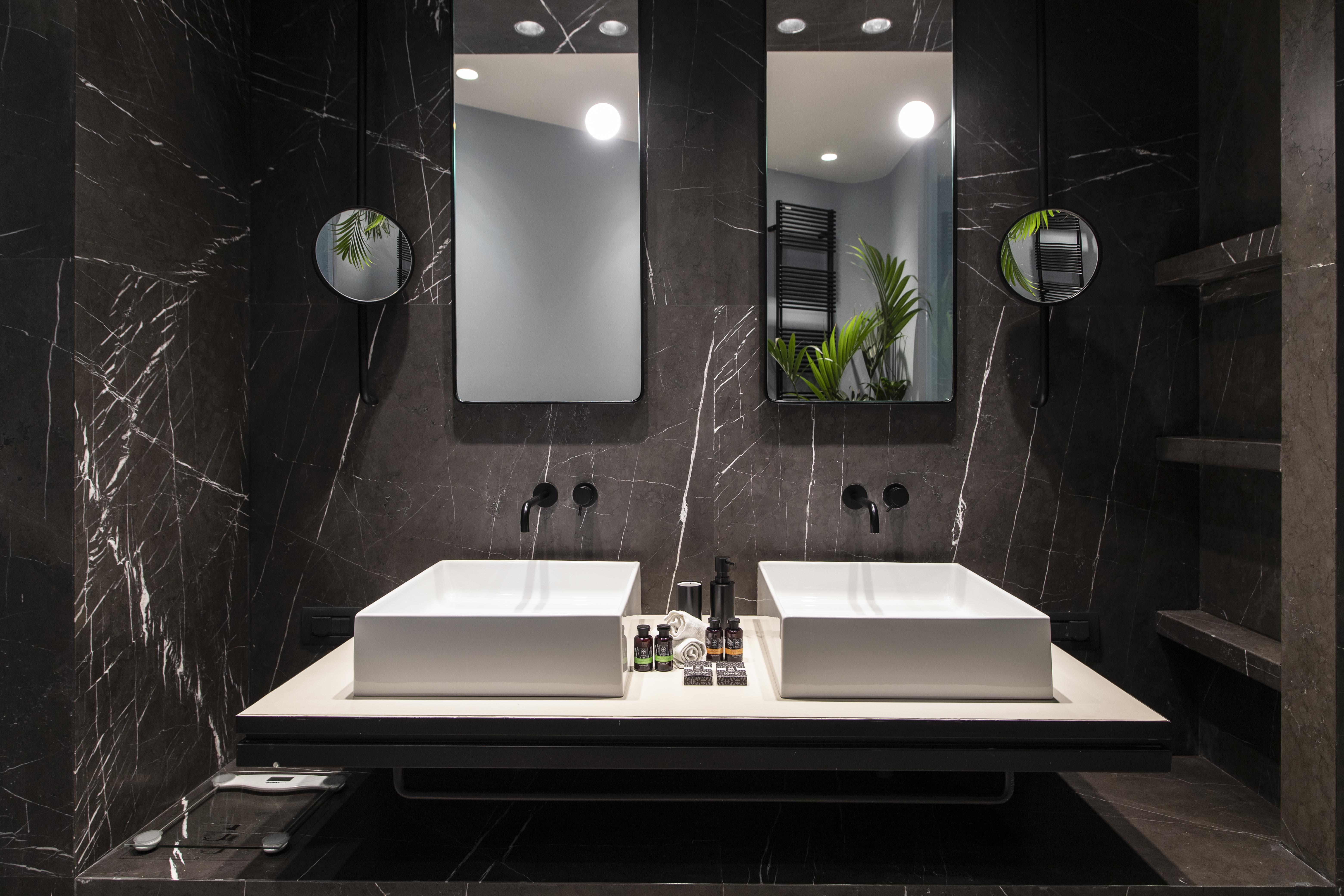 Perianth Hotel Athena Bagian luar foto Bathroom