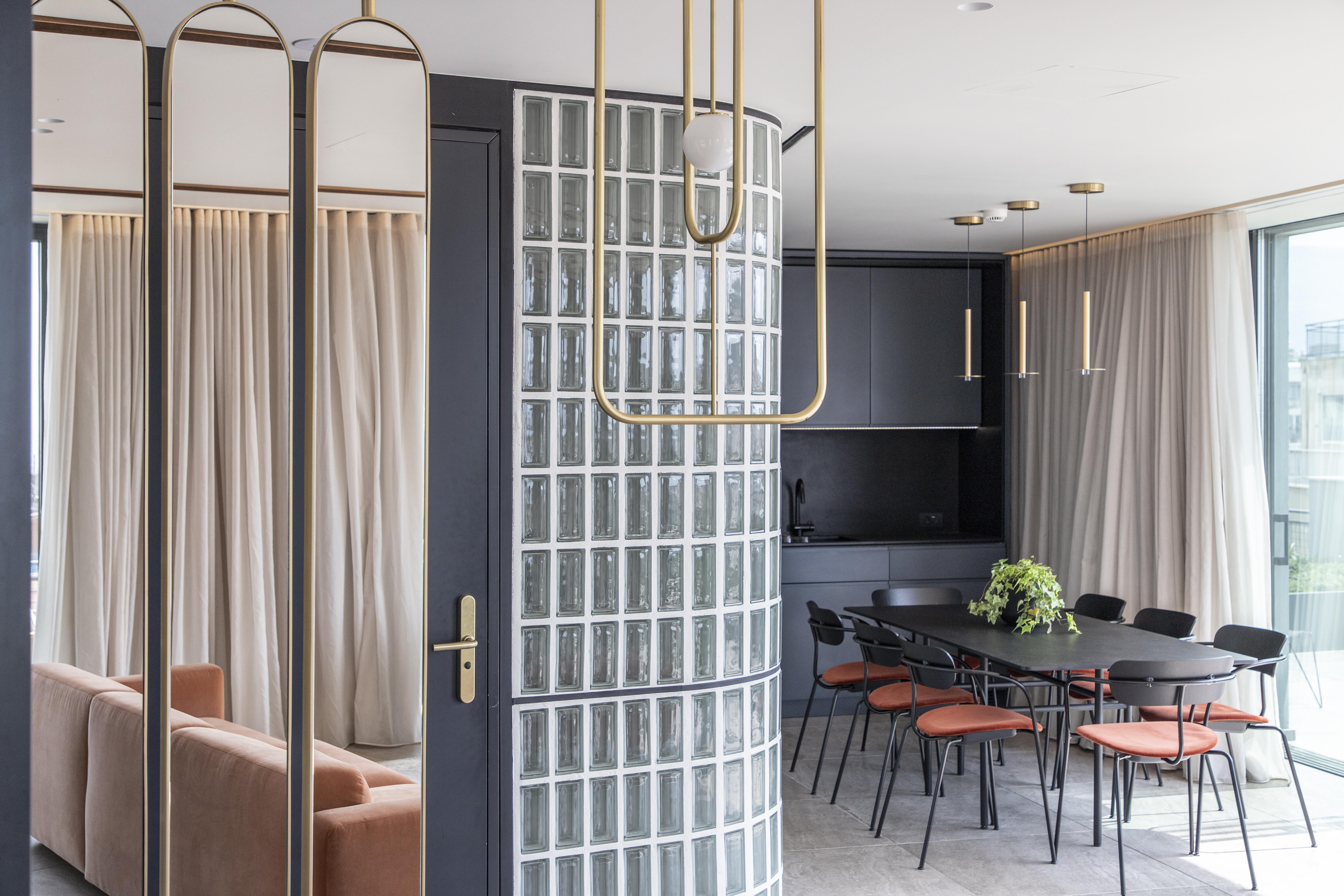 Perianth Hotel Athena Bagian luar foto A glass block partition