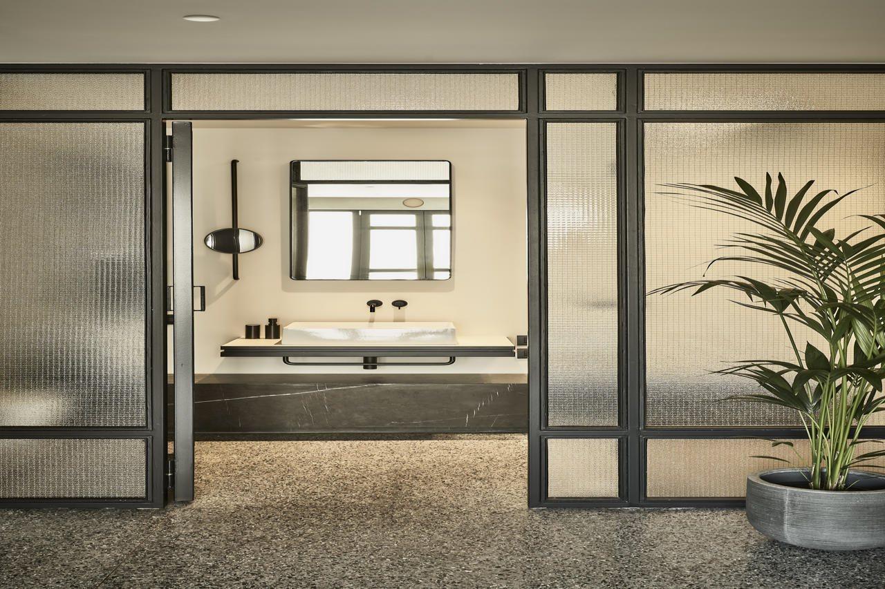 Perianth Hotel Athena Bagian luar foto Bathroom