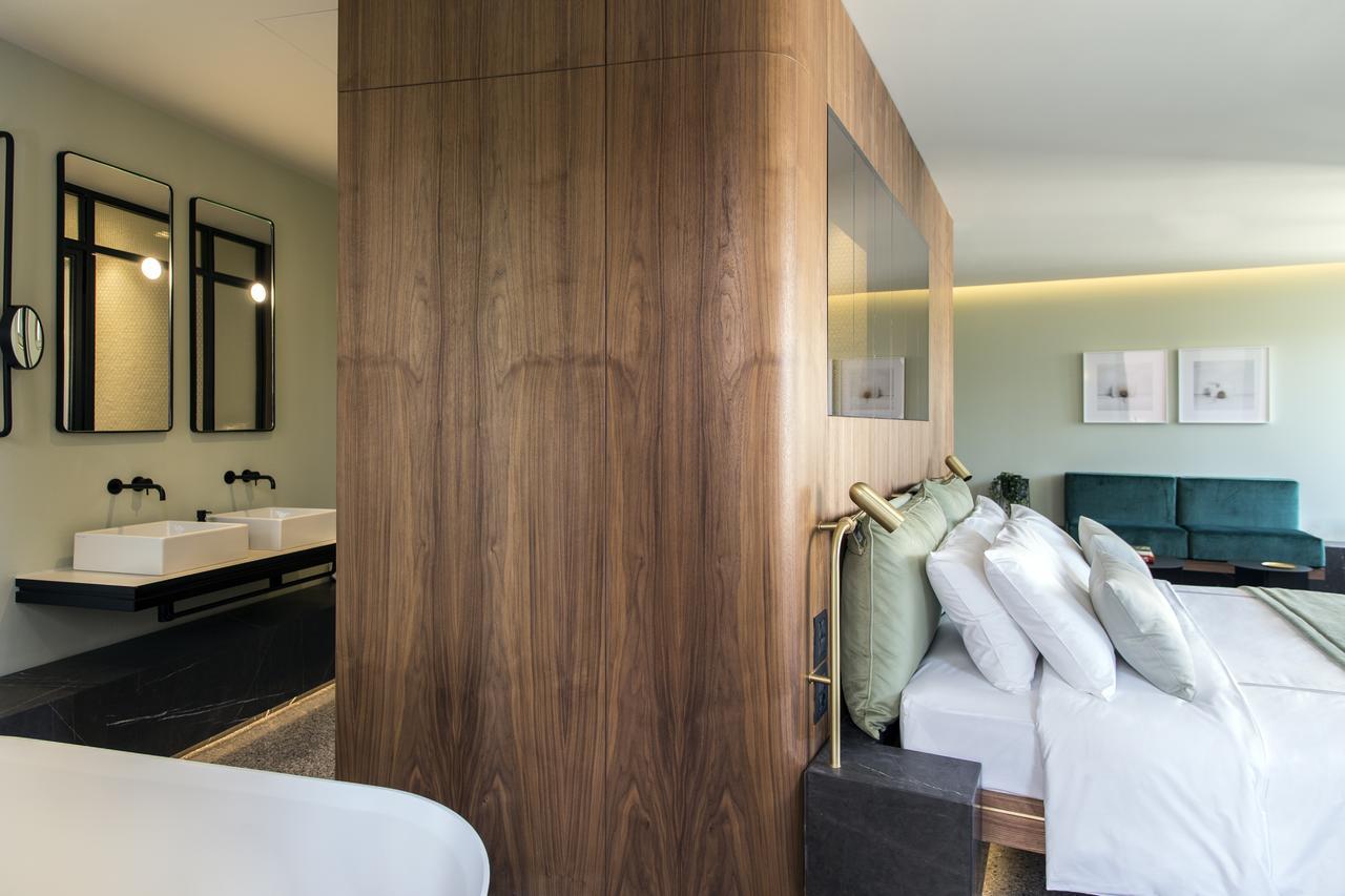 Perianth Hotel Athena Bagian luar foto A room at the hotel
