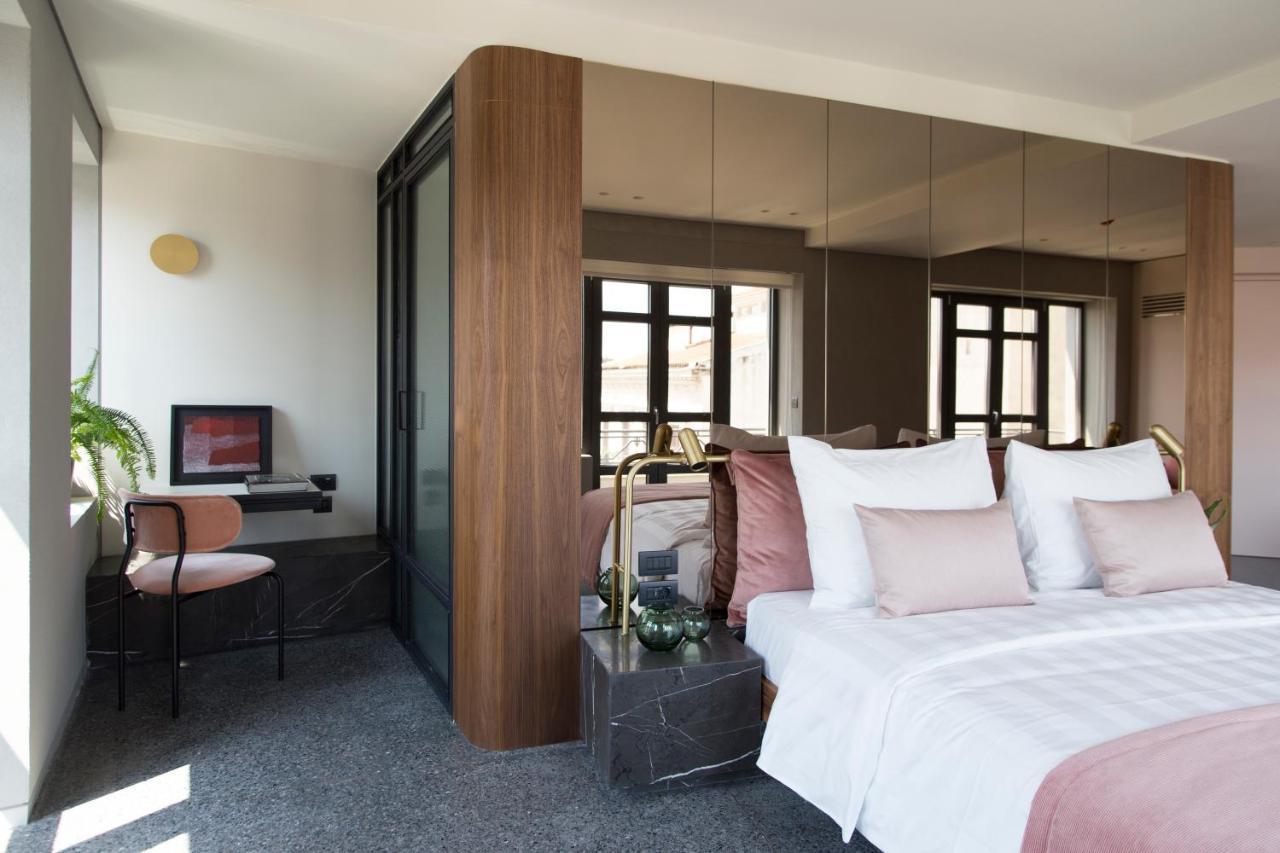 Perianth Hotel Athena Bagian luar foto A room at the hotel
