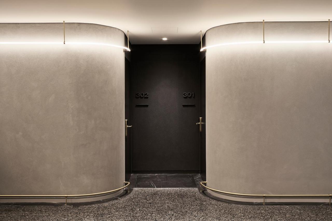 Perianth Hotel Athena Bagian luar foto The entrance to the apartment